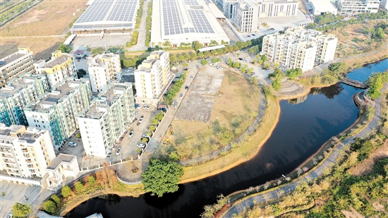 地塊位于臺(tái)山市工業(yè)新城南組團(tuán)生活區(qū)南側(cè)。