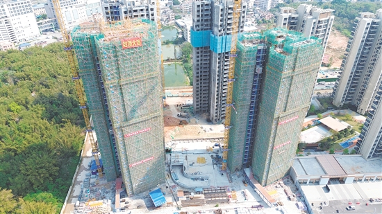 江發(fā)中交·悅山湖B8號樓順利完成主體結構封頂。