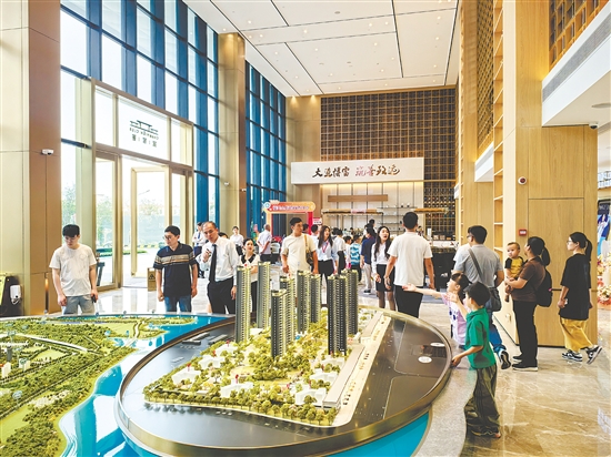 “五一”假期，不少消費者看房、買房。
