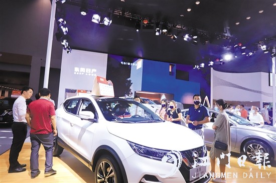 特價車吸引了許多消費者的目光。