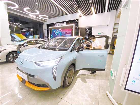 手捧奶茶進(jìn)店看車，正在成為一種新的逛街常態(tài)。