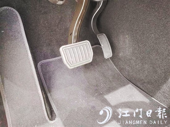 部分新能源汽車可以把最常用的加速、剎車功能集中到電門上（右邊踏板）。
