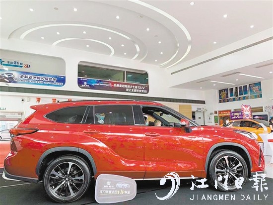 皇冠陸放腰線修長(zhǎng)舒展。