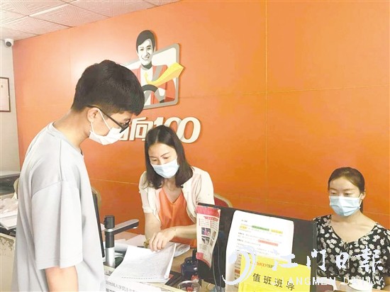 高考結束后，許多考生前往駕校報名學車。