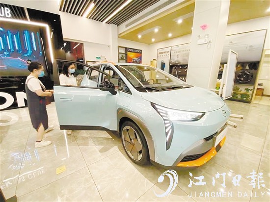 如果是報廢舊車，消費者購買推廣名單中的新能源汽車可補(bǔ)貼1萬元。