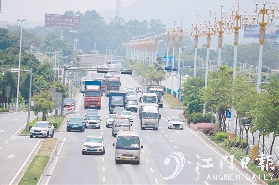 隨著汽車駛入千家萬戶，路上的汽車越來越多。