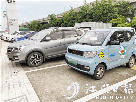 電動(dòng)微型汽車車身短小，停車非常方便。
