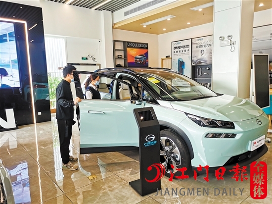 新能源汽車未受汽車缺“芯”影響，深受消費(fèi)者青睞。