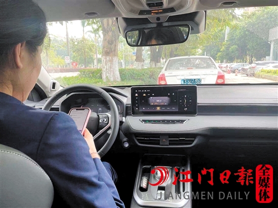 不少車主喜歡在開(kāi)車的時(shí)候玩手機(jī)。