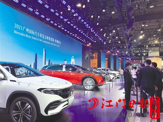 豪華品牌均把新能源汽車擺放在展區(qū)最顯眼的位置。