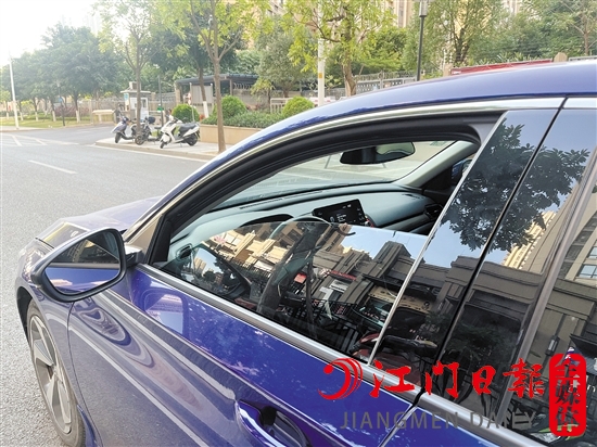 如果需要長時間開啟汽車暖風(fēng)，最好讓車窗留一點縫隙。