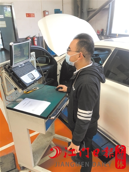 4S店正在對(duì)召回車(chē)輛進(jìn)行電腦升級(jí)。