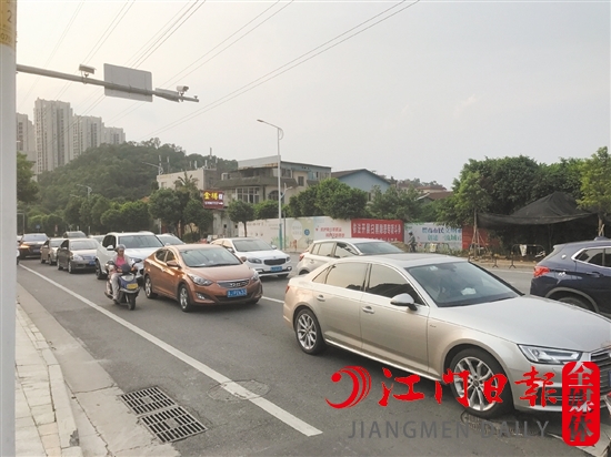 路上的汽車越來(lái)越多，開(kāi)車時(shí)不要開(kāi)“斗氣車”，盡量保持情緒穩(wěn)定。