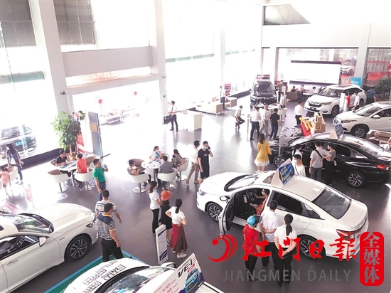 “五一”將至，購車優(yōu)惠吸引消費者到店。