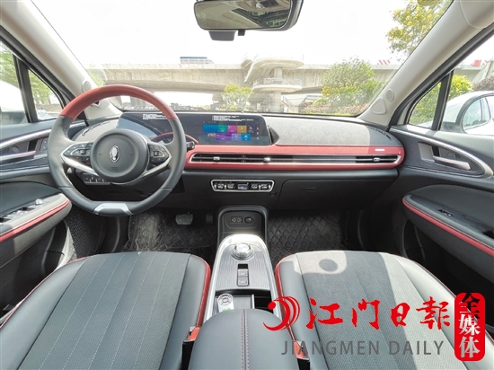 新車內(nèi)飾復古之余不乏運動感。