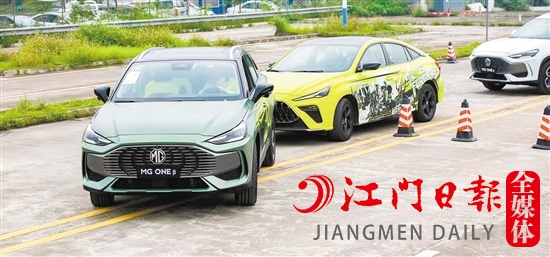 試駕現(xiàn)場設(shè)置了重重考驗關(guān)卡。