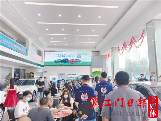 端午節(jié)假期期間，新政策的實(shí)施吸引了許多消費(fèi)者到4S店看車、買車。