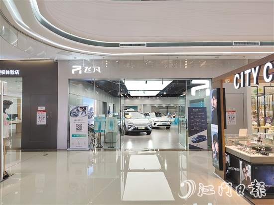 不少汽車品牌直接把店開到商場。