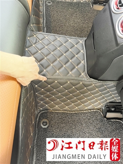 車內(nèi)的一些裝飾品如地毯也容易產(chǎn)生異味。