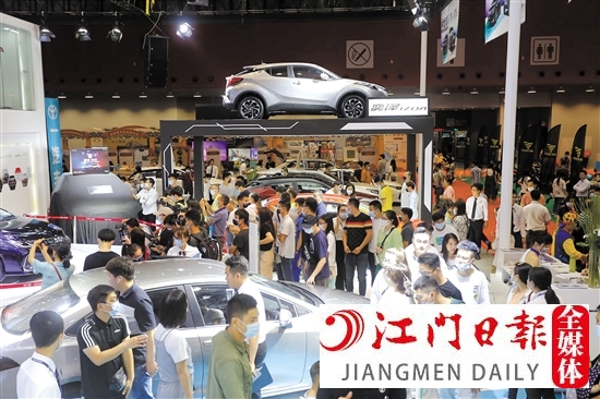 本報往年舉辦的大型車展，吸引大批市民。