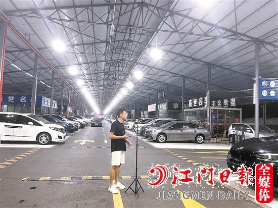 室內(nèi)燈火通明的背后，是二手車行銷售人員在忙碌直播。