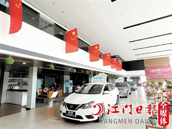 部分汽車(chē)4S店掛上國(guó)旗，為即將到來(lái)的“十一”假期預(yù)熱。