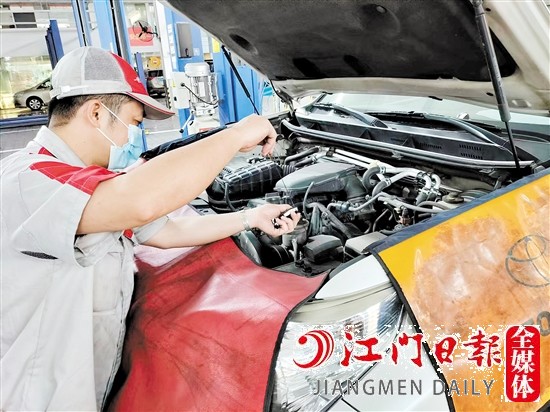 維修人員為車主的愛(ài)車進(jìn)行檢查。