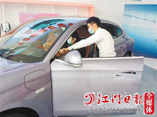 讓利的新能源汽車吸引消費(fèi)者目光。