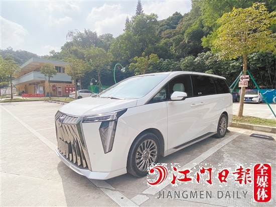 傳祺M8宗師系列雙擎御尊版外觀很霸氣。