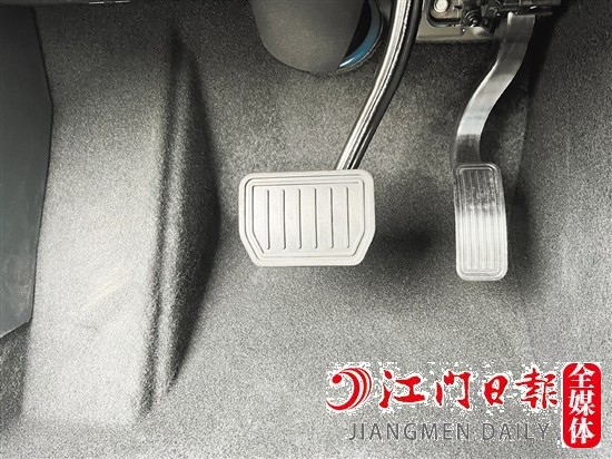 部分新能源汽車把最常用的加速、剎車功能集中到電門上（右邊踏板）。