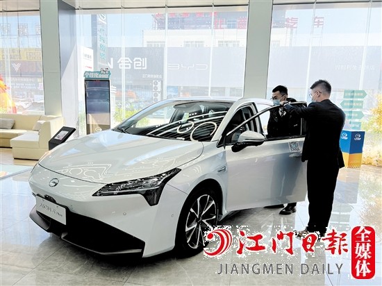 新能源汽車補(bǔ)貼額度高受消費(fèi)者青睞。