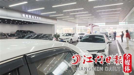 市區(qū)多家4S店車輛保養(yǎng)迎來小高峰。
