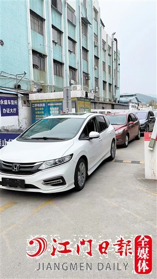元旦以來，排隊等候過戶的二手車不少。