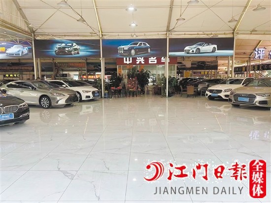 不少二手車行銷售展廳空出一大片。