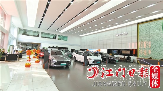 重裝后的展廳寬敞明亮，設(shè)施設(shè)備更完善。