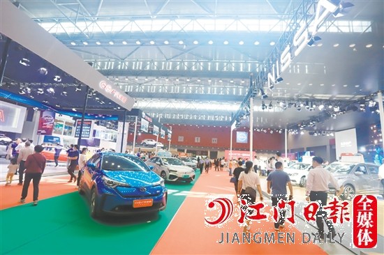 為方便消費(fèi)者貨比三家，春季車展組委會(huì)將把往屆的新能源汽車展區(qū)升級(jí)為新能源汽車展館。圖為2021年“五一”車展新能源汽車展區(qū)。