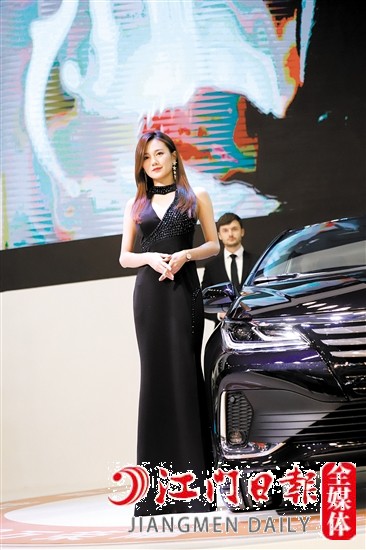車展現場少不了香車美女。