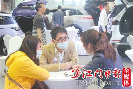 現場良好的氛圍吸引消費者下單購車。