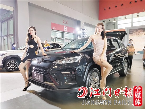 香車美女吸引眾多市民目光。