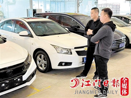 降價潮下，部分準備購買二手車的市民持觀望態(tài)度。