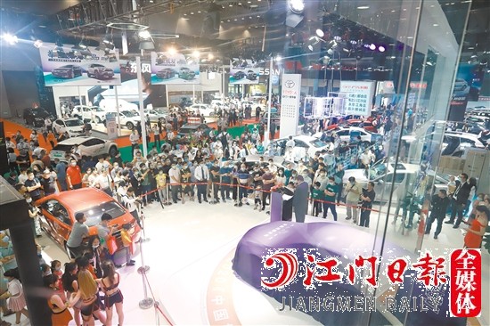 往屆“五一”車展吸引許多消費者前來看車、購車。
