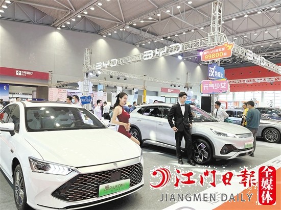 ←“五一”車展期間，各大主流新能源汽車品牌將亮相。圖為往屆“五一”車展現(xiàn)場。