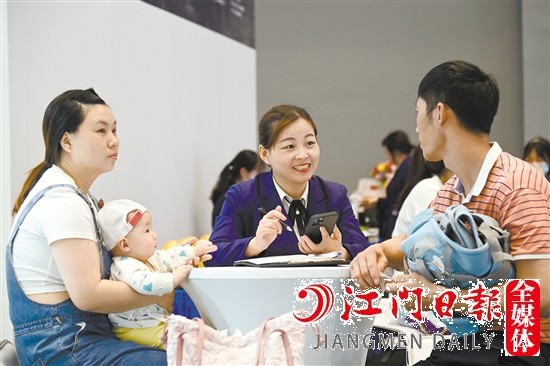 消費者現(xiàn)場向銷售人員咨詢購車相關(guān)情況。