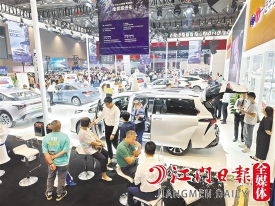 車展現(xiàn)場人氣旺。