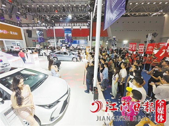 車模走秀吸引眾多消費者的目光。