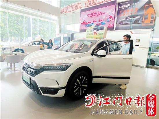 “國六a”車型吸引消費者目光。