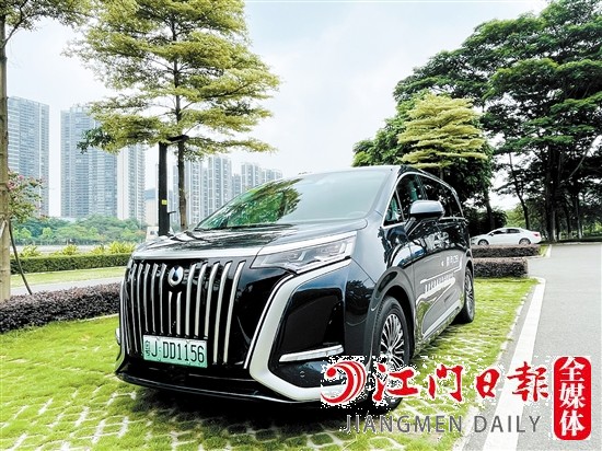 騰勢(shì)D9看起來(lái)好像很笨重，但駕駛起來(lái)非常輕巧。