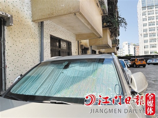 在前后擋風(fēng)玻璃處放置遮陽板，可防止陽光直射,使車內(nèi)溫度升高。