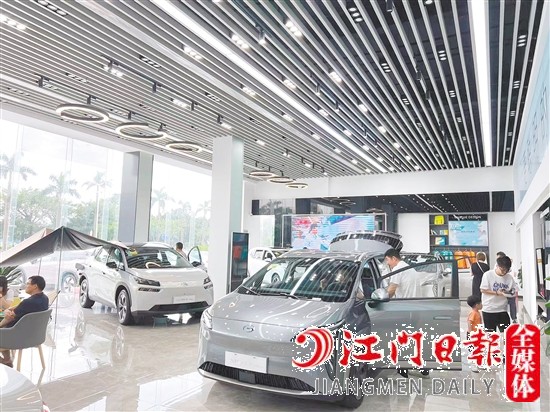 近年來(lái)，新能源汽車越來(lái)越受消費(fèi)者歡迎。