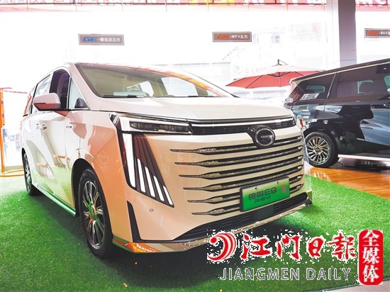 傳祺E9采用新的“鯤鵬展翼”設(shè)計(jì)主題，氣場(chǎng)更加強(qiáng)大。